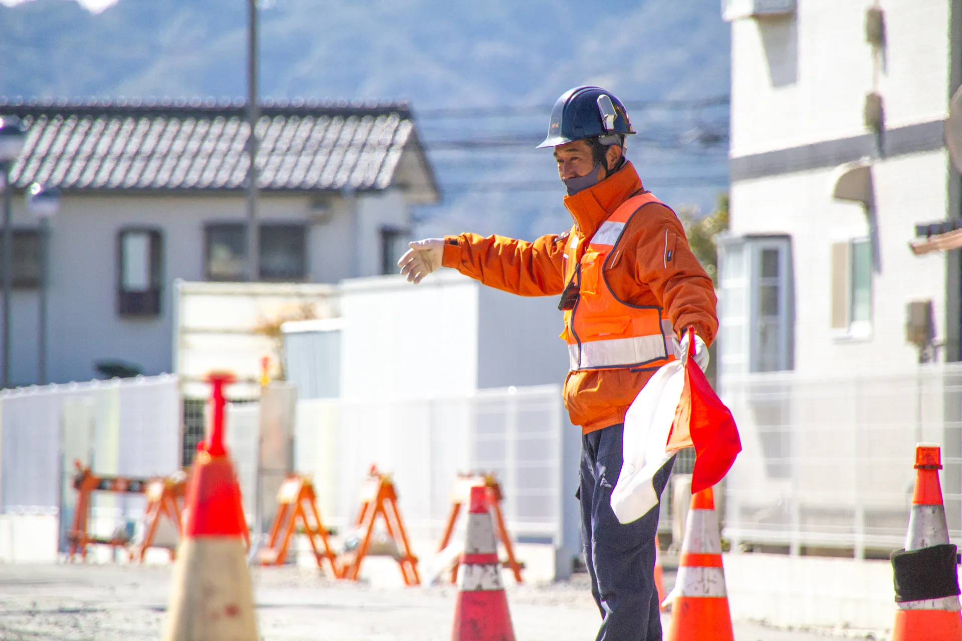 幼稚園の園外活動を誘導する警備員